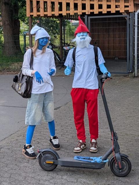 Schüler als Schlumpf verkleidet