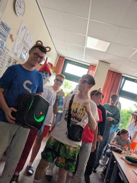 Polonäse durch die Klassenräume